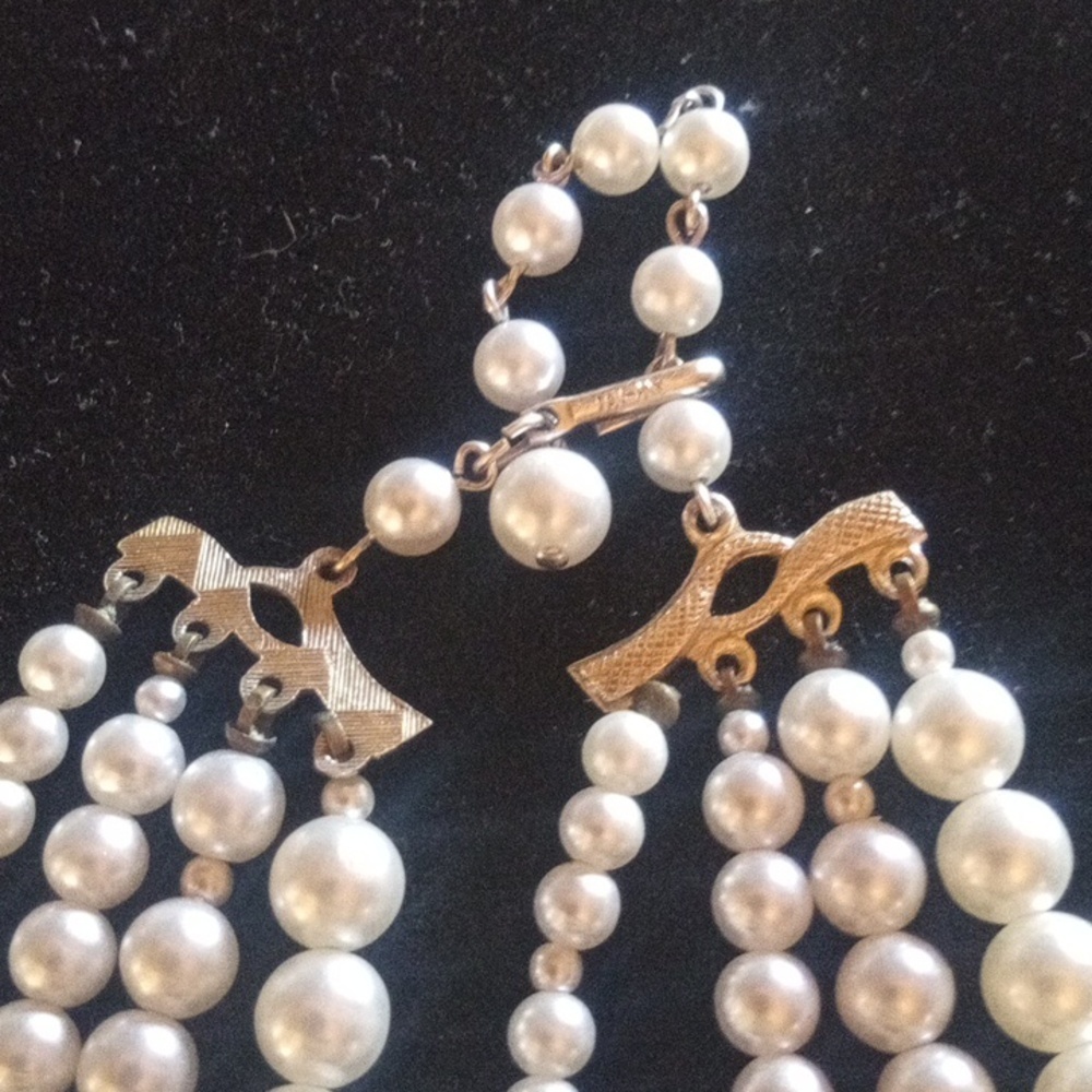 Elegant Faux Pearl and Crystal Necklace - Picture 2 of 6